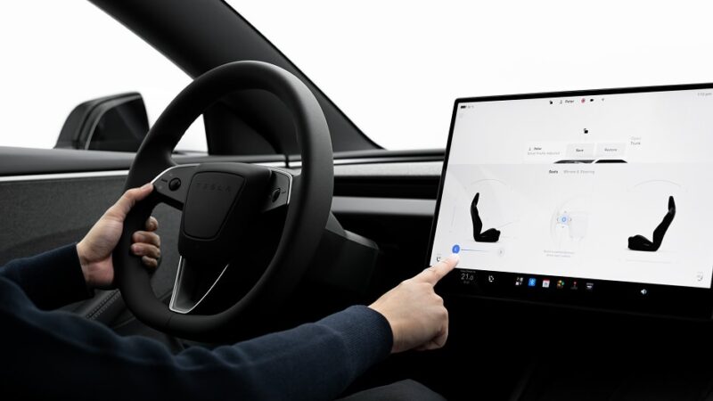 Tesla szoftverfrissítés: a Model 3 középső érintőképernyője