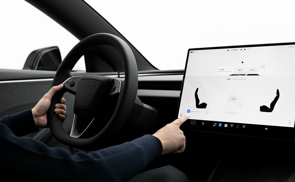 Tesla szoftverfrissítés: a Model 3 középső érintőképernyője